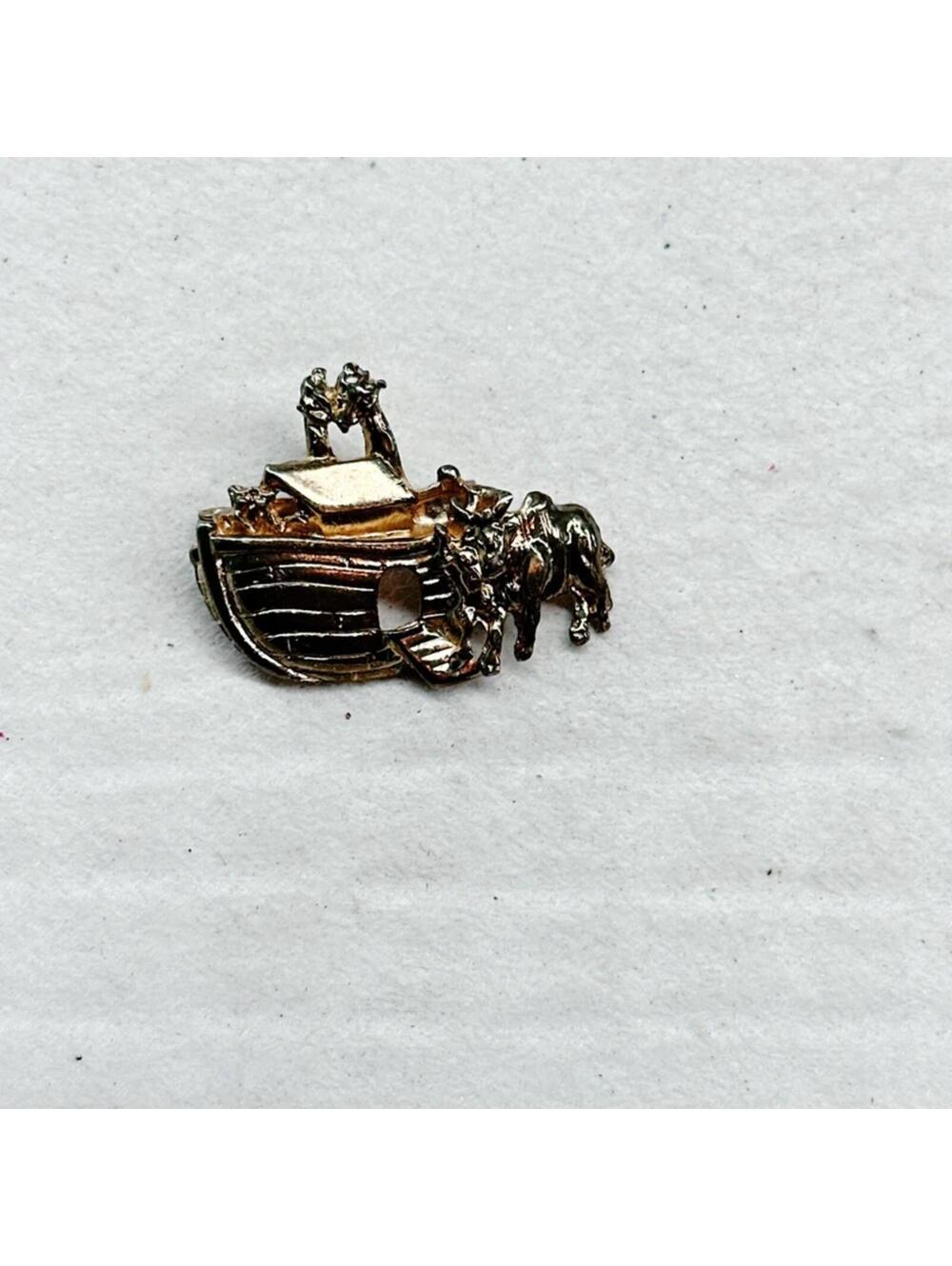 5216gc. Noah’s Ark Brooch Goldtone